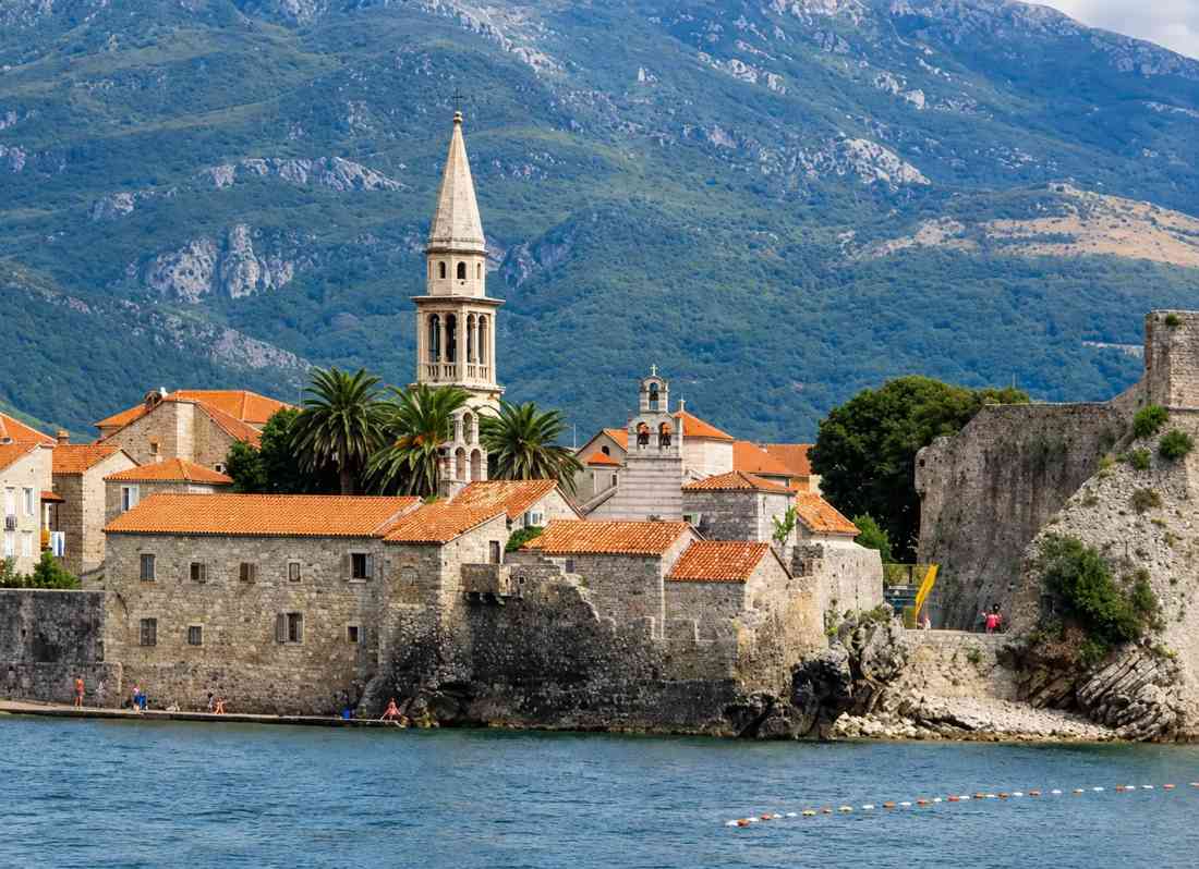 Kamene zidine Starog grada Budve sa mora, sa planinama u pozadini