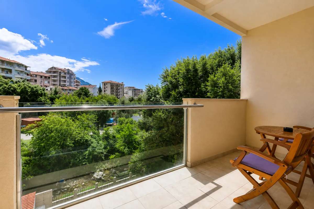 Privatni balkon sa pogledom na pejzaž Bečića
